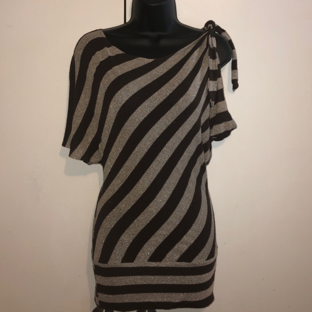 “Moa Moa” One-Shoulder Top..Size M